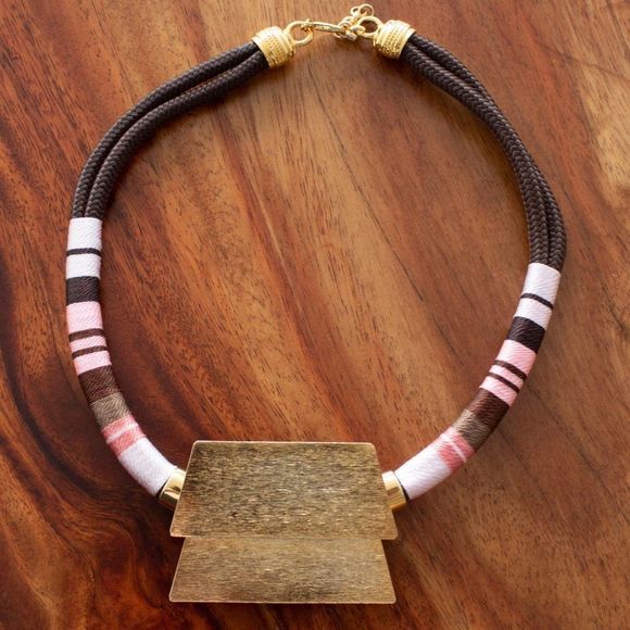 Handmade necklace gold plated with earth and pink thread - Picture 1 of 5